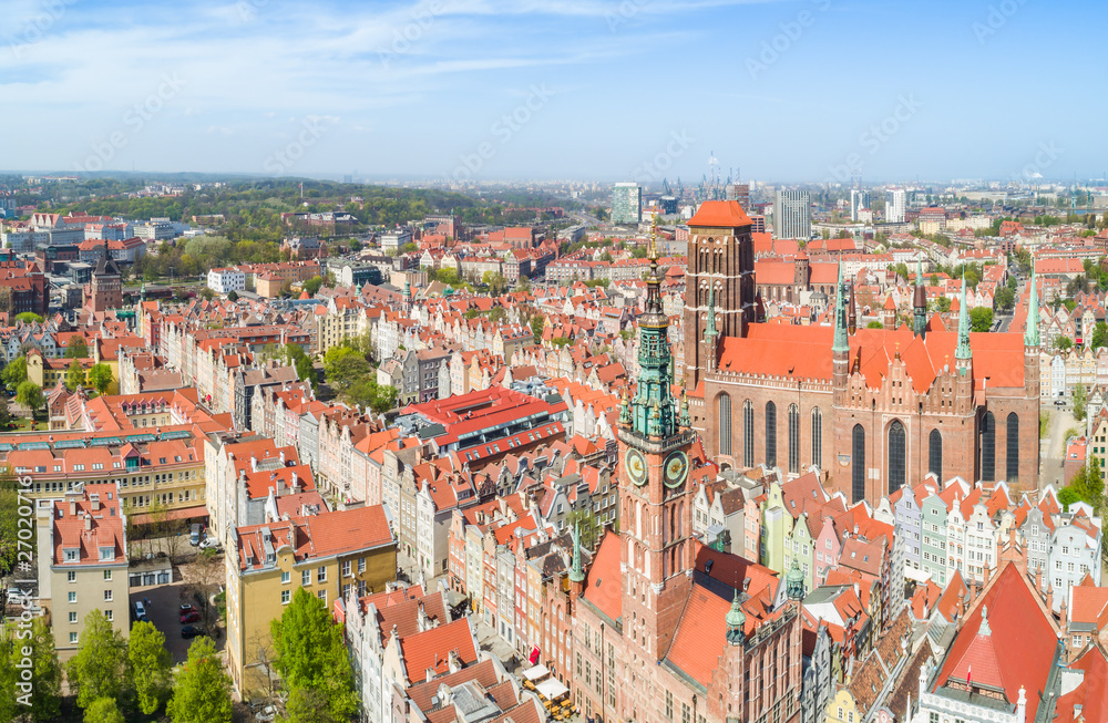 Stare miasto Gdańsk z wieża muzeum i Bazyliką Mariacką widziane z lotu ptaka.