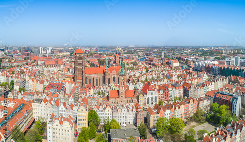 Gdańsk - panorama z lotu ptaka. Zabytkowe kamienice starego miasta, wieża Muzeum Historycznego i Bazylika Mariacka.
