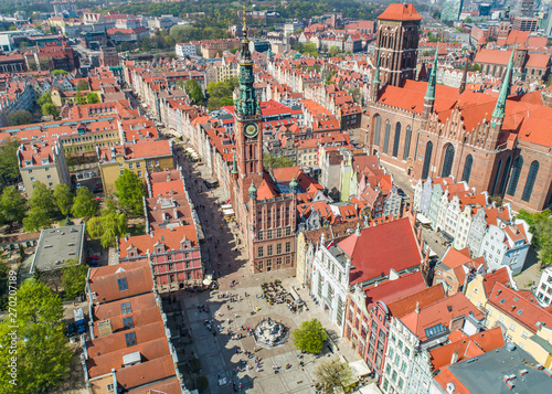 Gdańsk - widok z lotu ptaka na Długi Targ, fontannę Neptuna i wieżę muzeum. 