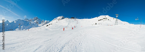 Quadro su tela View up a piste in alpine ski resort