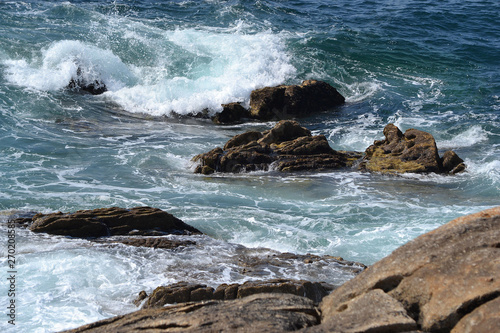 vagues contre les rochers de saint guénolé, finistère, bretagne, france photo