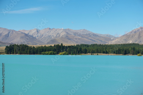 Blauer See vor Gebirgskette 