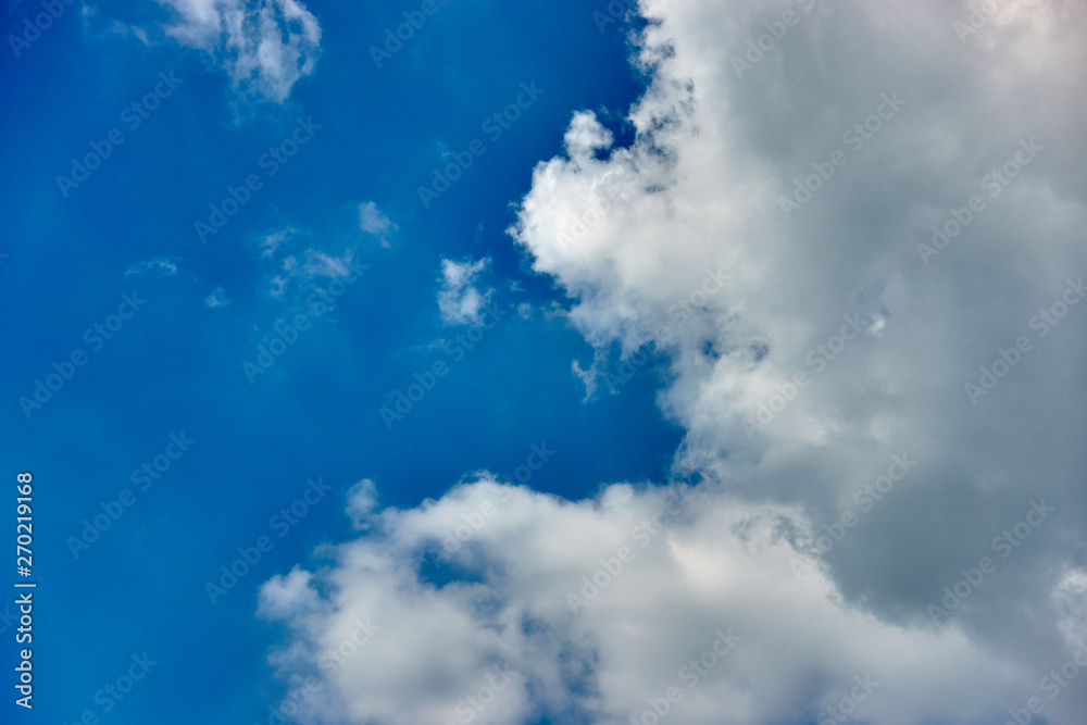 Obraz premium White cumulus cloud on blue sky as a background