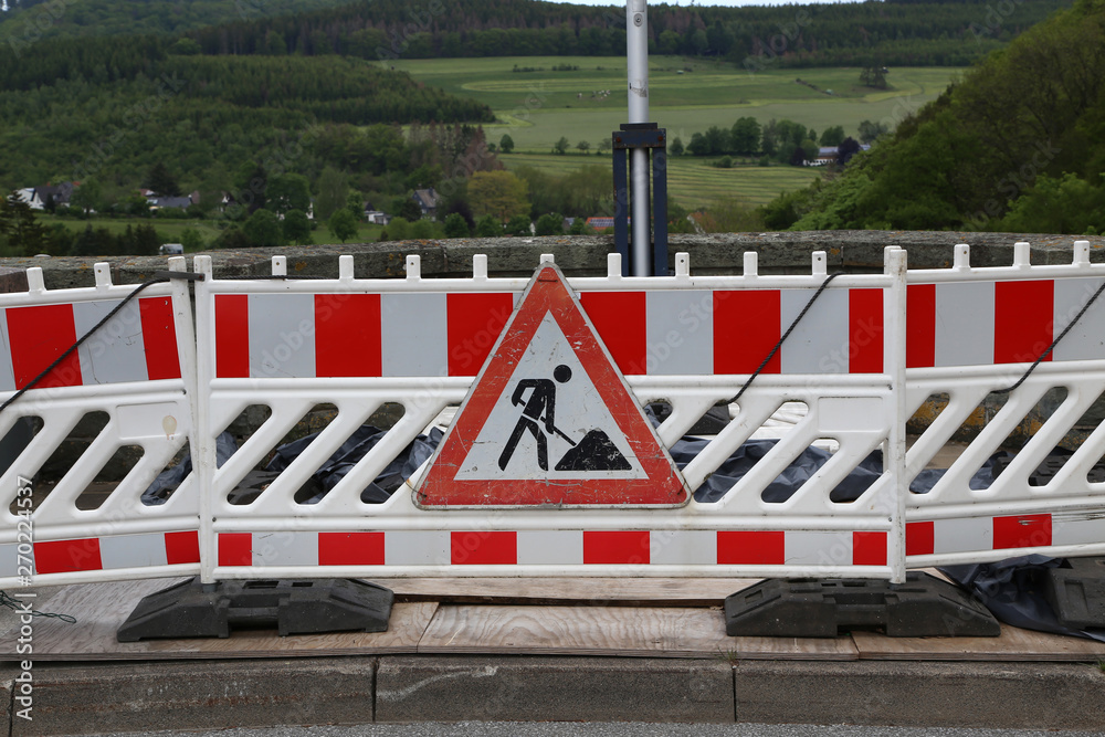 Obraz premium Fencing on the road due to construction