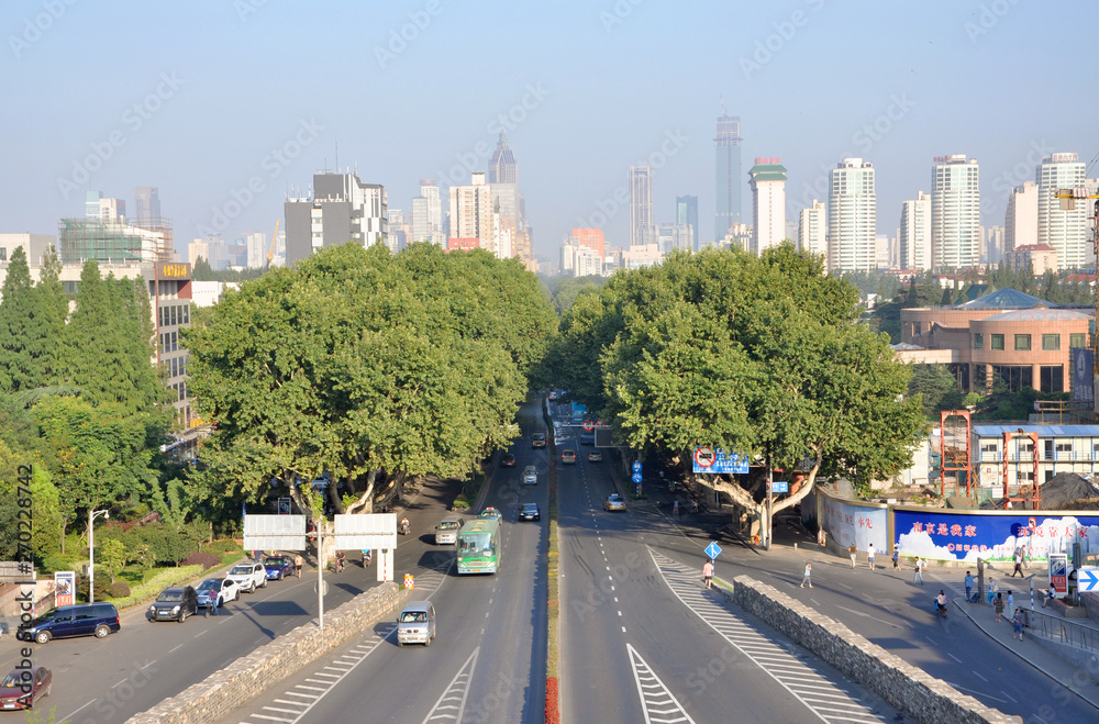 Obraz premium Nanjing City Skyline and Zhong Shan Dong Lu (East Zhongshan Road), viewed from Zhongshan Gate, Nanjing, Jiangsu Province, China.