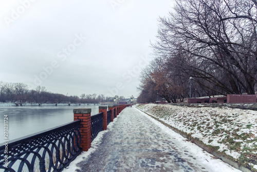 Canvas Print snowy road in winter, moscow canal