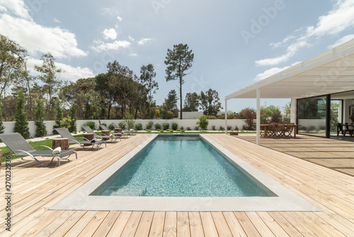 Modern villa with pool and garden © Luis Viegas