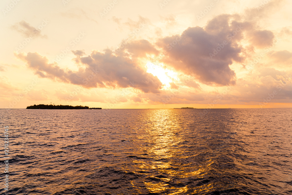 Obraz premium sunset sky with Maldives Island