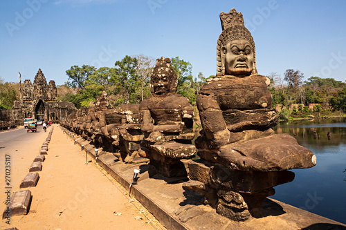 Puente de piedra con esculturas en Siem Reap, Camboya photo