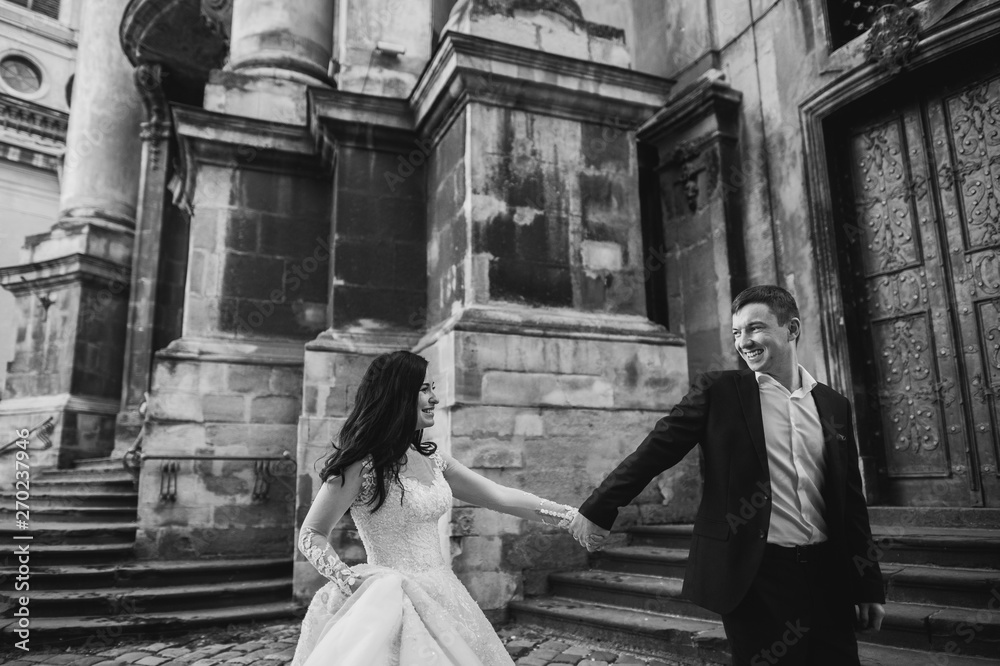 Fototapeta premium Lovely wedding couple kissing in the city.