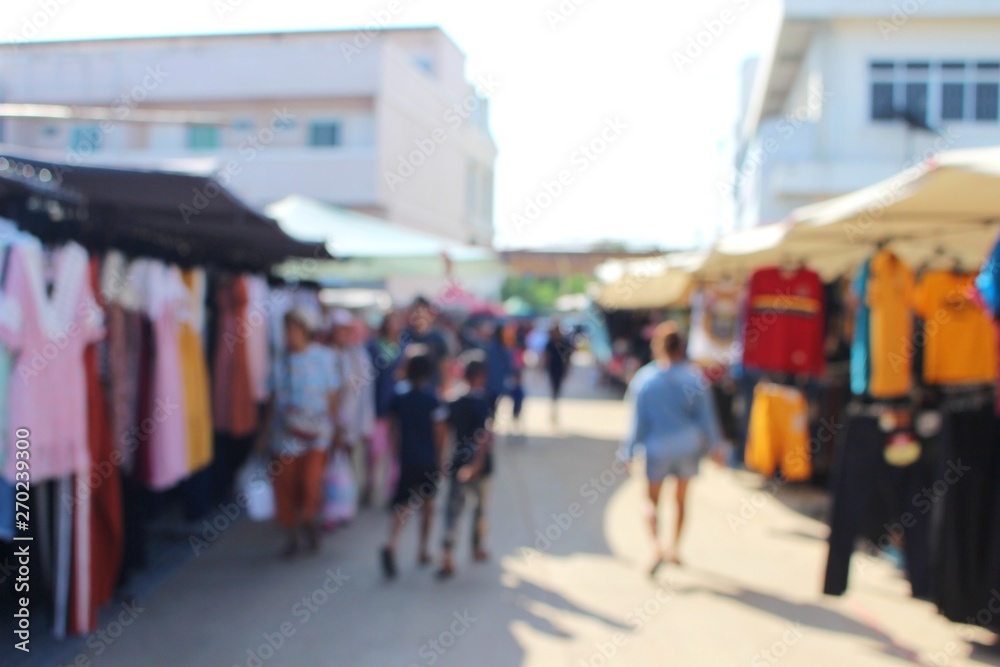  Many people are walking in the morning market to take blurred photos