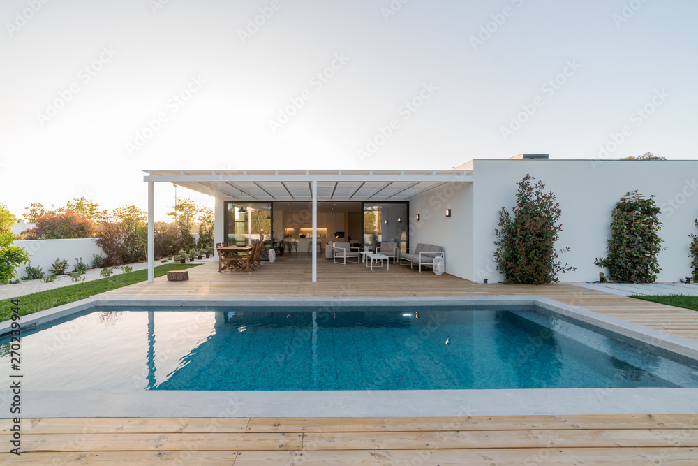 Modern villa with pool and garden - obrazy, fototapety, plakaty 