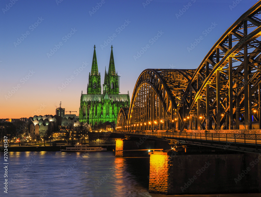 Kölner Dom mit grüner Beleuchtung