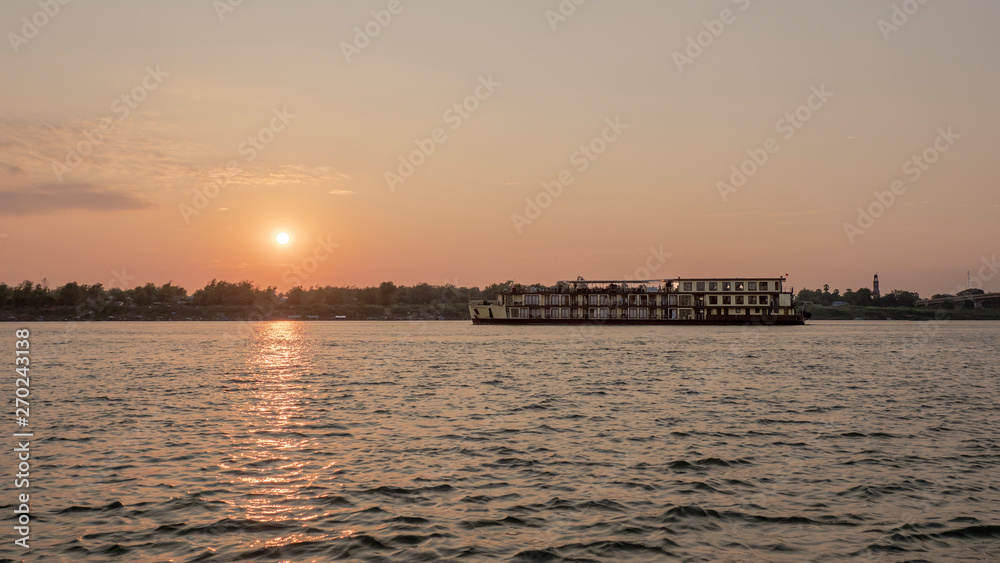 Schiff auf dem Meer im Sonnenuntergang in Vietnam