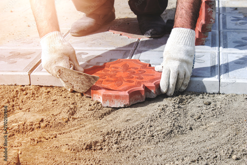 Obraz premium Builder makes the sidewalk