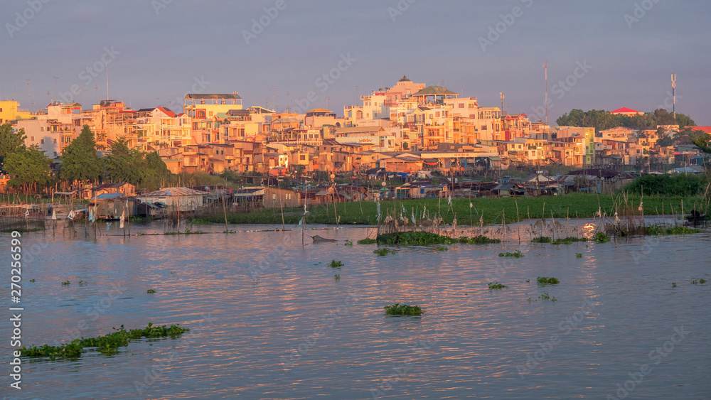 Fototapeta premium Stadt im Sonnenuntergang in Vietnam