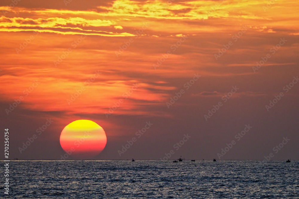 Sonnenuntergang in Vietnam über dem Meer mit einer riesigen Sonne