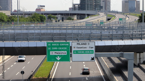 autostrada e segnali autostradali in città, highway and motorway signs in the city photo