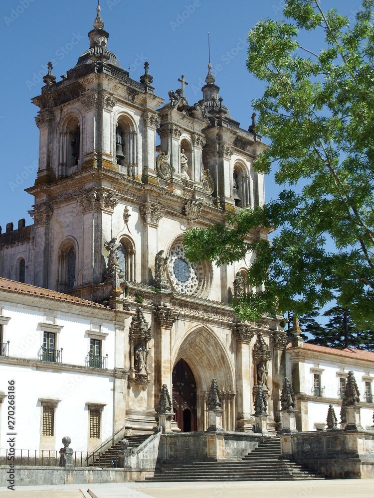 Portugal, façade  du Monastère d'Alcobaça