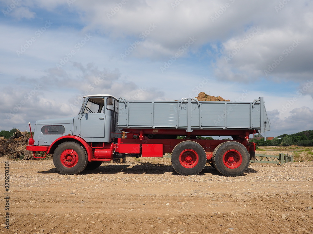 Obraz premium Beladener LKW