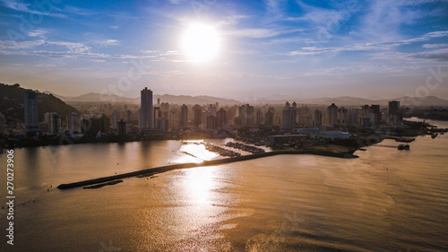 Sol de tarde sobre a cidade de Itajaí, Santa Catarina