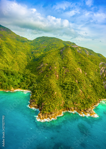 Widok z lotu ptaka na tropikalną wyspę Mahe i piękne laguny