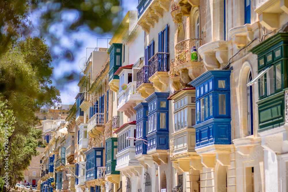 Malta Valetta niebieskie balkony - obrazy, fototapety, plakaty 