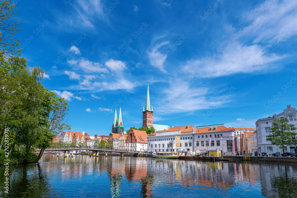 Gemalter blauer Himmel über der Lübecker Altstadt