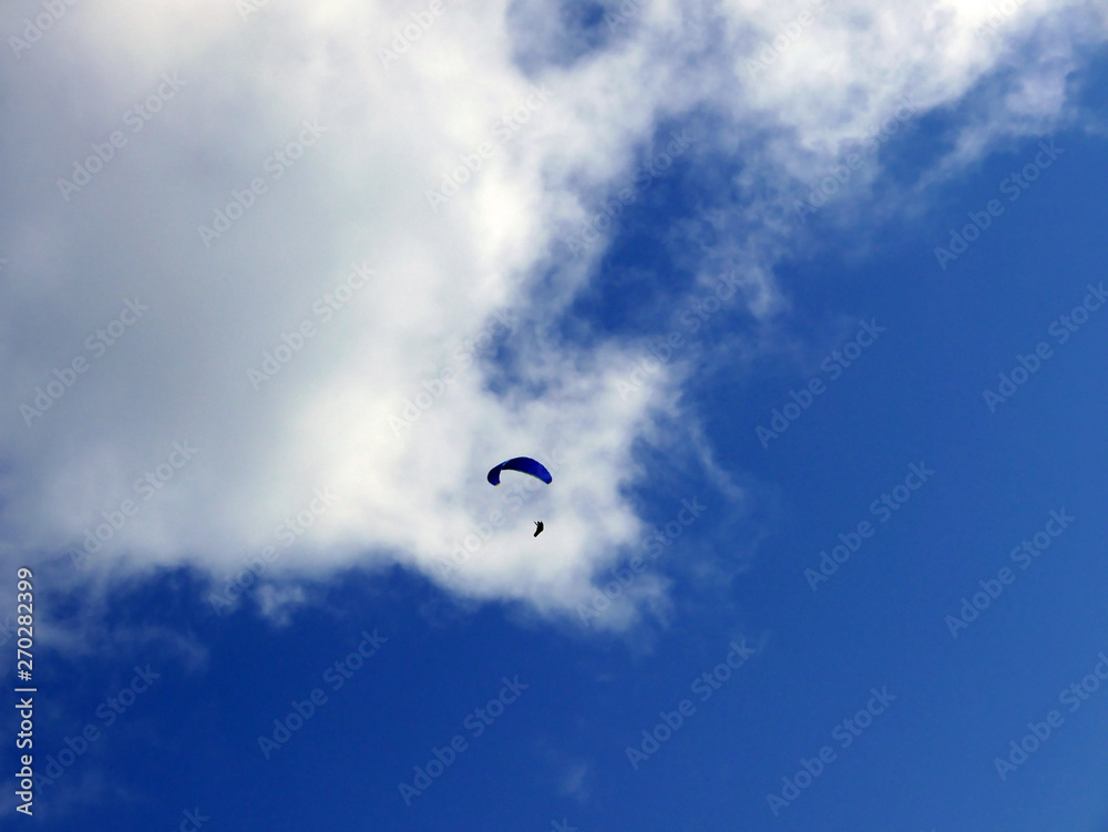la metafora della libertà attraverso il volo di un parapendio la metafora della libertà attraverso il volo di un parapendio