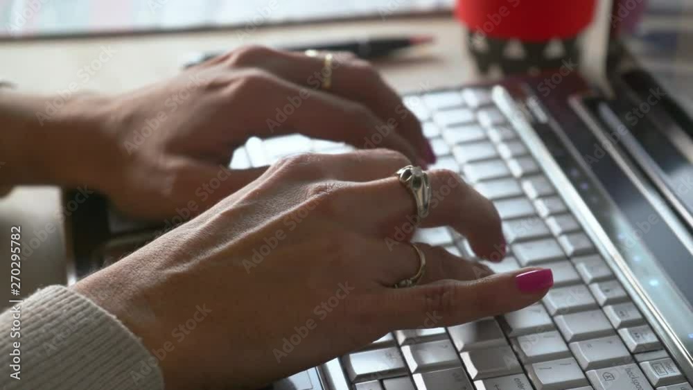 esplazamiento de izquierda a derecha de la camara donde se observa las manos de una mujer tecleando una computadora en plano cerrado