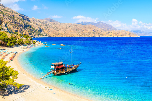 Żeglowanie łódź w pięknej zatoce przy Apella plażą, Karpathos wyspa, Grecja