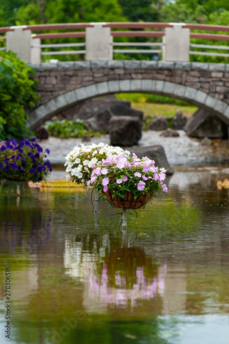 池に飾ってある花の鉢