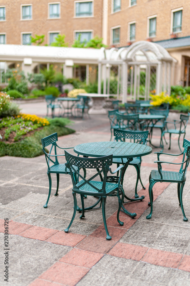 洋風の庭に置かれたテーブルと椅子