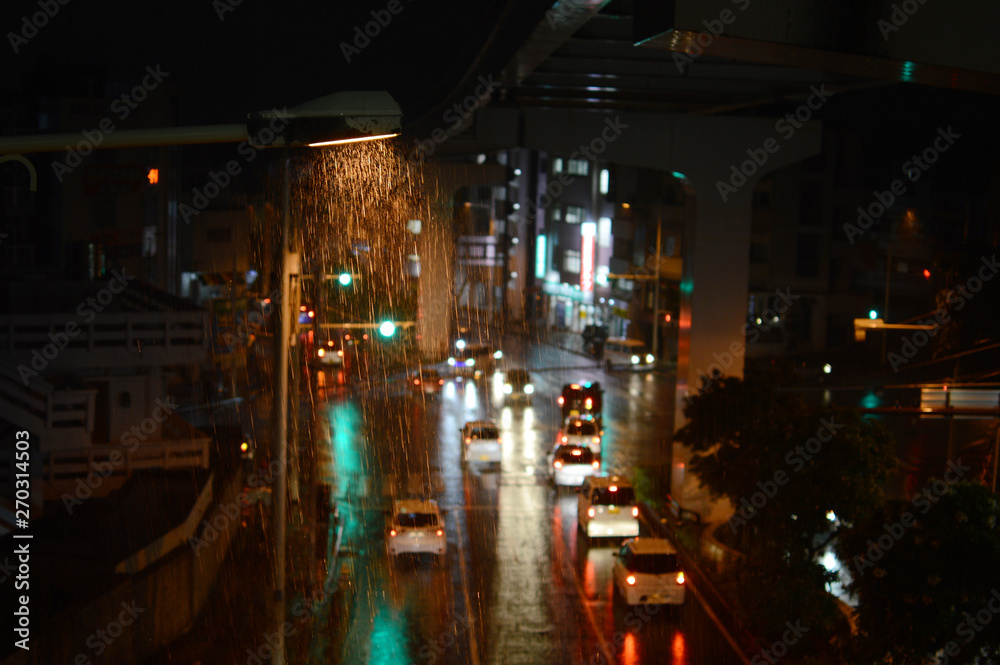 雨降りの都会の交差点 雨降りの都会の交差点