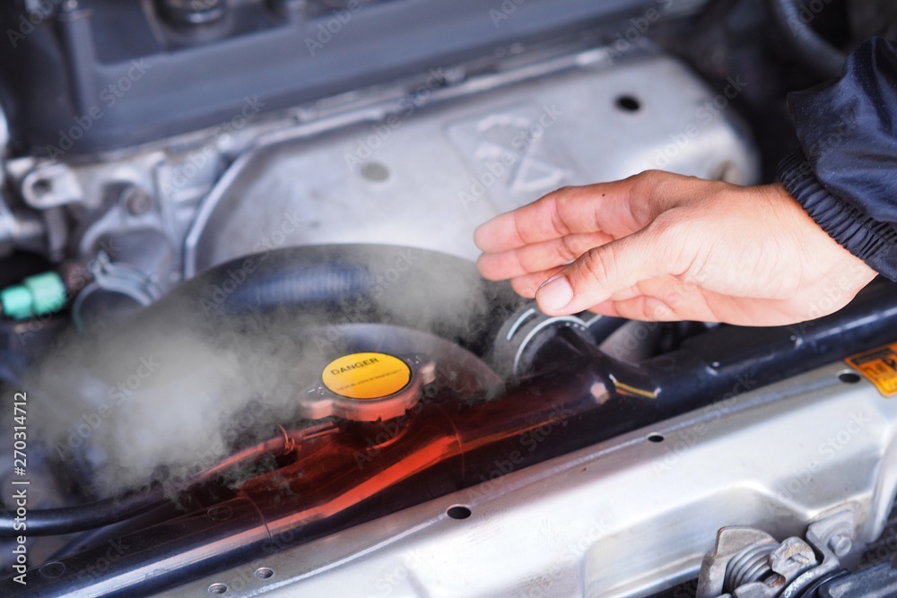 Car maintenance, car radiators help cool the engine Do not open the radiator cover when the engine is hot. Very dangerous.