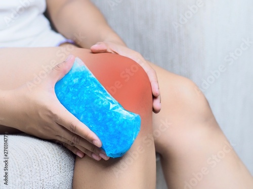 Foto The pain in the knee area is relieved by cold compresses with the cool gel