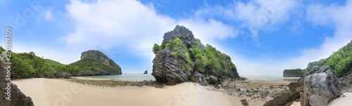 Panorama krajobraz wyspy i piaska plaża przy Songpeenong plażą Ko Paluai, Mu Ko Ang Thong park narodowy