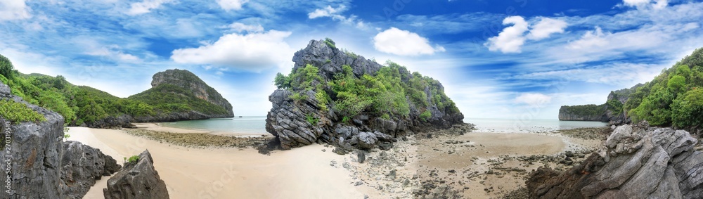 Fototapeta Panorama krajobraz wyspy i piaska plaża przy Songpeenong plażą Ko Paluai, Mu Ko Ang Thong park narodowy