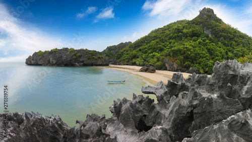 Panorama krajobraz wyspy i piaska plaża przy Songpeenong plażą Ko Paluai, Mu Ko Ang Thong park narodowy
