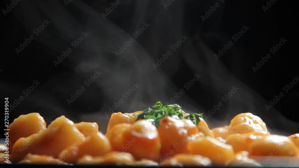 Nhoque de batata caseira com salsa, saindo fumaça