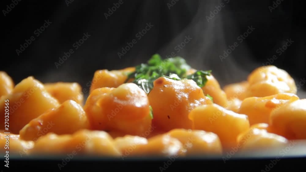 Nhoque de batata caseira com salsa, saindo fumaça