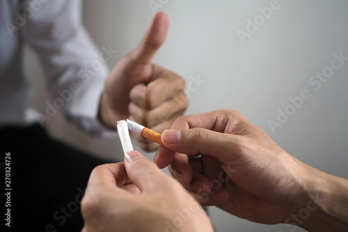 One hand broke the cigarette and had another thumbs up. The concept of smoking causes lung cancer. Just say no