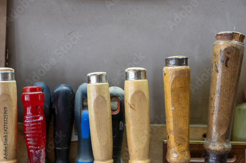 Werkzeuge eines Handwerkers in einer Schreinerei warten auf ihren Einsatz