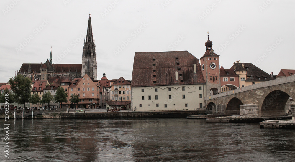 Regensburg; Altstadt mit Dom, Salzstadel und Brückturm