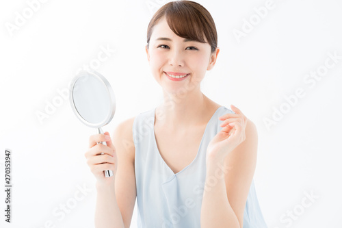 鏡を見る女性 © naka