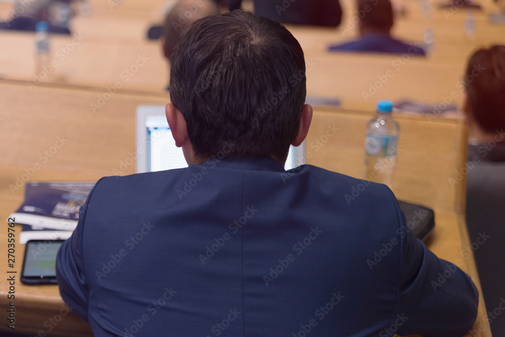 Fototapeta premium Biznesmen w biznesowej sala konferencyjnej z jawnymi daje prezentacjami. Publiczność w sali konferencyjnej. Klub przedsiębiorczości.