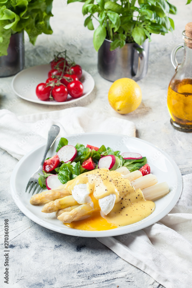 White asparagus with poached egg