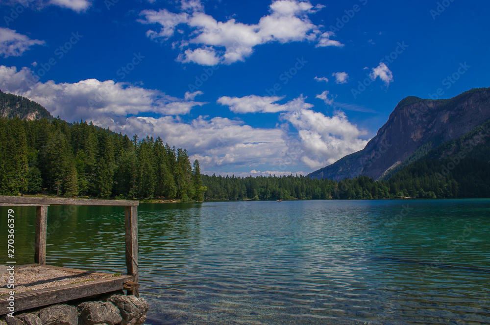 Pontile sul lago di Tovel in Trentino