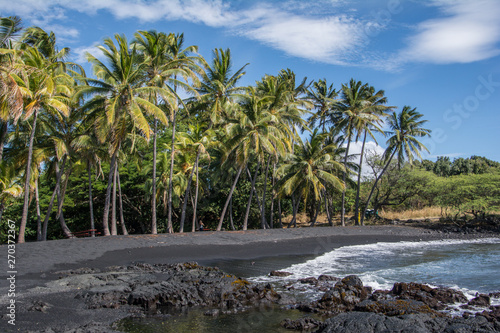 Schwarzer Sandstrand Punalu'u auf Hawaii photo