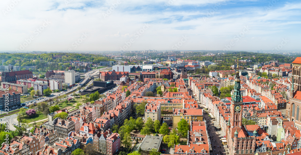 Gdańsk - panoram miasta z powietrza. Krajobraz starego miasta z widocznymi atrakcjami turystycznymi. 